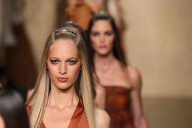 donna karan defilede model yürür