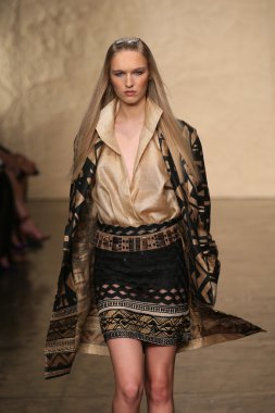 donna karan defilede model yürür