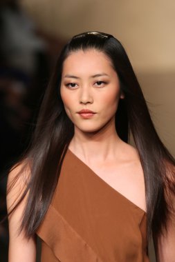 donna karan defilede model yürür