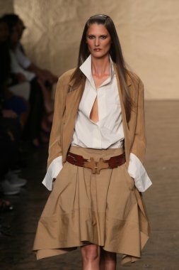 donna karan defilede model yürür