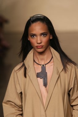 donna karan defilede model yürür