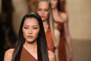 donna karan defilede modeller yürümek