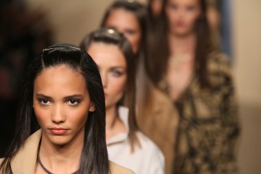 donna karan defilede modeller yürümek