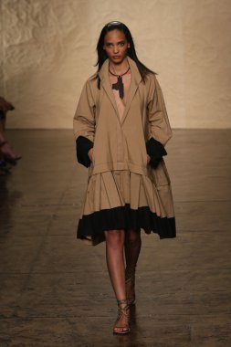 donna karan defilede model yürür
