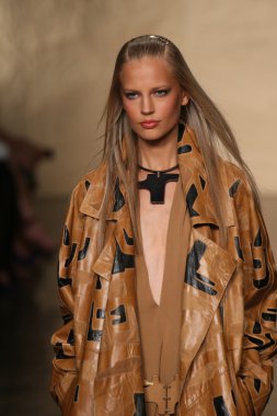 donna karan defilede model yürür