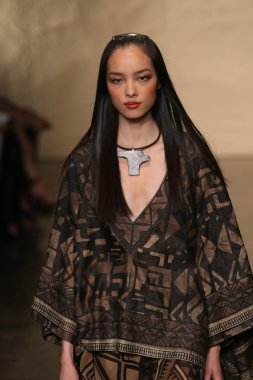 donna karan defilede model yürür