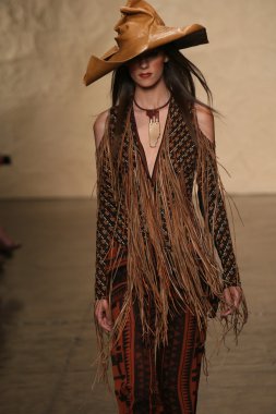 donna karan defilede model yürür