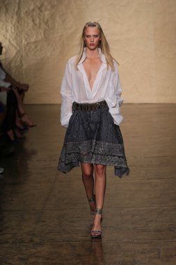 donna karan defilede model yürür