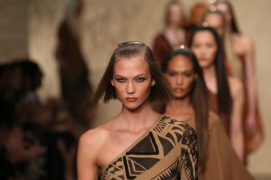 donna karan defilede modeller yürümek