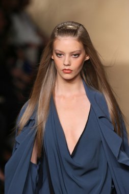 donna karan defilede model yürür