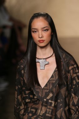 donna karan defilede model yürür