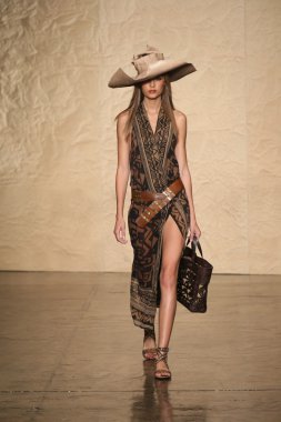 donna karan defilede model yürür