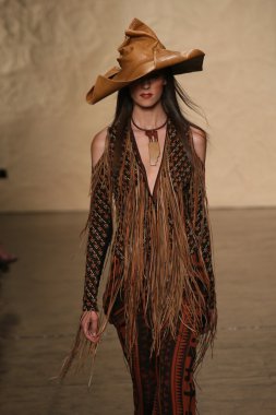 donna karan defilede model yürür