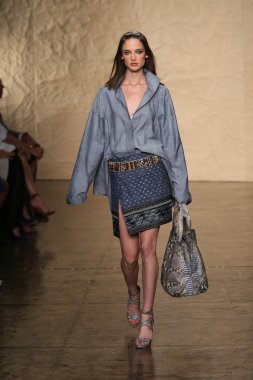 donna karan defilede model yürür
