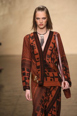 donna karan defilede model yürür