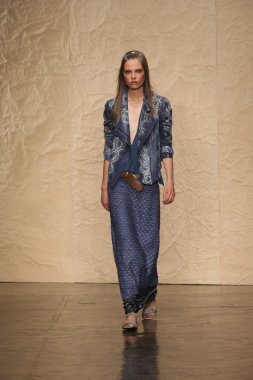 donna karan defilede model yürür