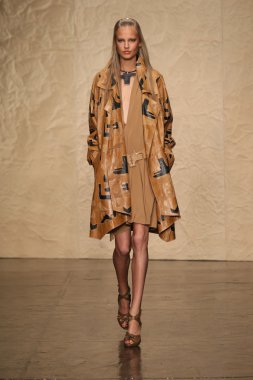 donna karan defilede model yürür