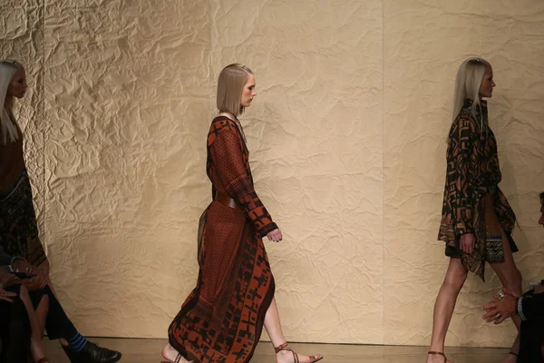ドナ ・ カランのファッションショーでモデルを歩く — ストック写真