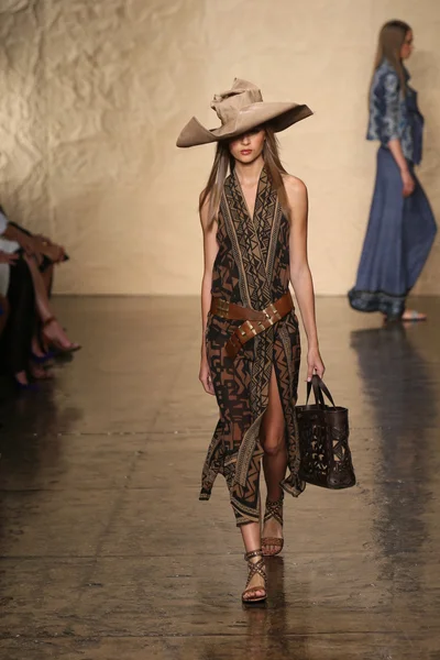 donna karan defilede model yürür