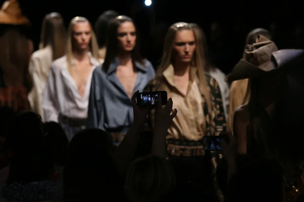 Models walk at Donna Karan fashion show — Stock Photo, Image