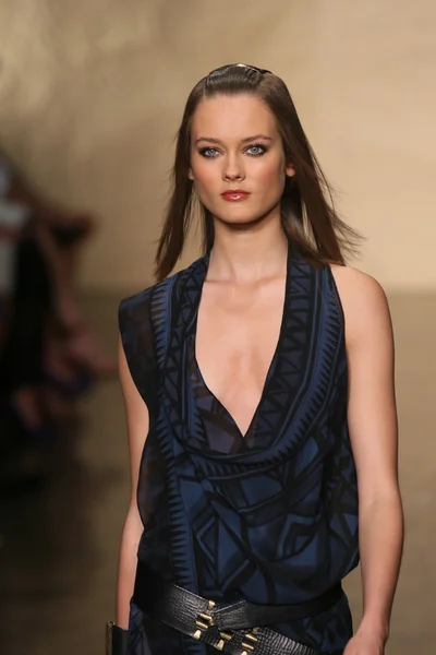 Modelo camina en Donna Karan desfile de moda — Foto de Stock