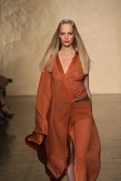 Modelo camina en Donna Karan desfile de moda —  Fotos de Stock