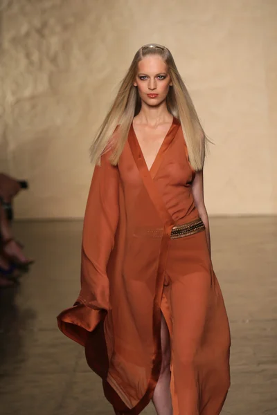 Model wandelingen op donna karan fashion show — Stockfoto