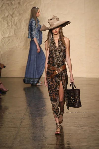Model wandelingen op de donna karan fashion show — Stockfoto