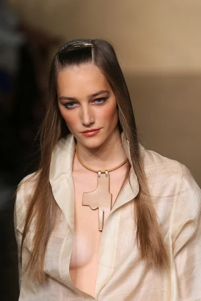 Model idzie na pokaz mody donna karan — Zdjęcie stockowe