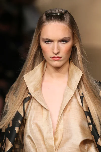 Modelo camina en el desfile de moda Donna Karan — Foto de Stock