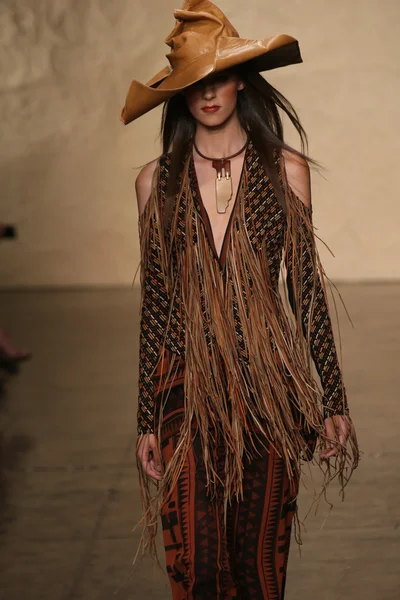 Model chodí na módní přehlídce donna karan — Stock fotografie