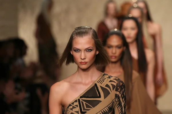 Des mannequins marchent au défilé Donna Karan — Photo