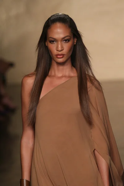 Model idzie na pokaz mody donna karan — Zdjęcie stockowe