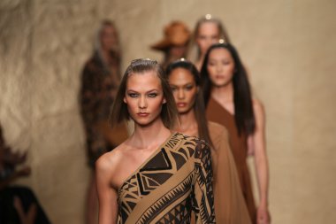 donna karan defilede modeller yürümek