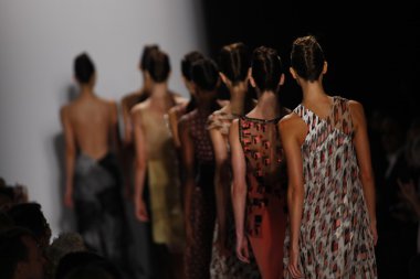 donna karan defilede modeller yürümek