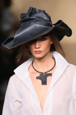 Karlie kloss donna karan moda, show