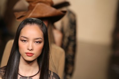 donna karan defilede modeller yürümek