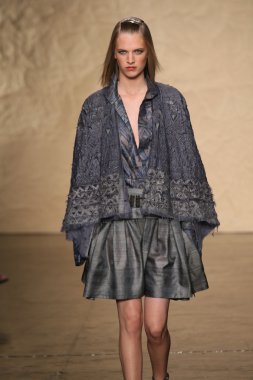 donna karan defilede model yürür