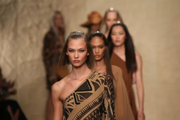 Modelos caminar en Donna Karan desfile de moda — Foto de Stock