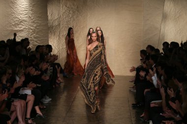 donna karan defilede modeller yürümek