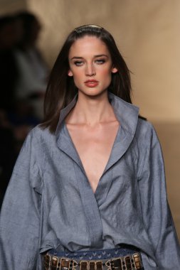 donna karan defilede model yürür