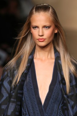 donna karan defilede model yürür