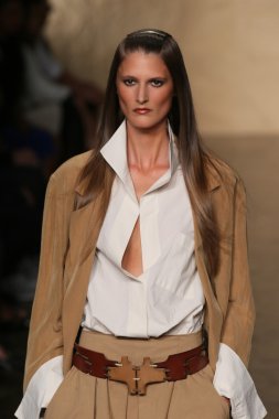 donna karan defilede model yürür
