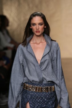 donna karan defilede model yürür