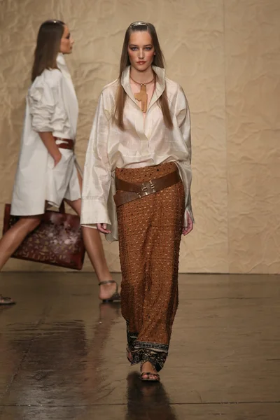 Model wandelingen op de donna karan fashion show — Stockfoto