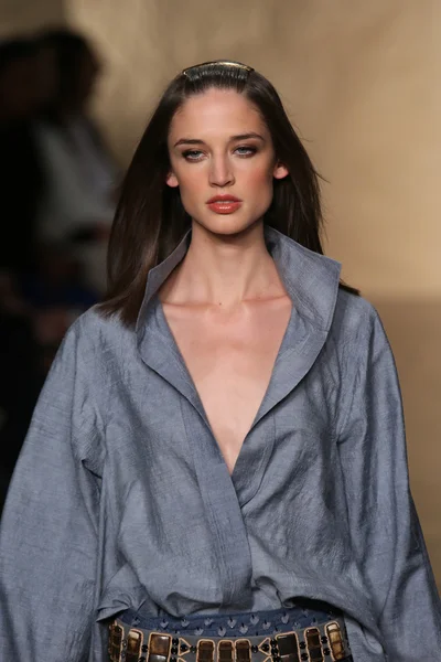 Model wandelingen op de donna karan fashion show — Stockfoto