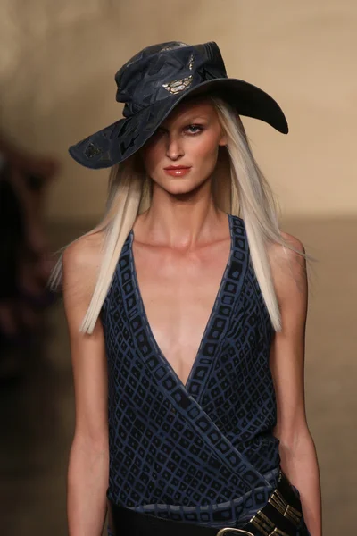 Model chodí na módní přehlídce donna karan — Stock fotografie