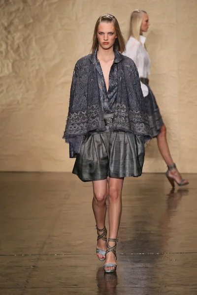 Model walks at the Donna Karan fashion show — Stock Photo, Image