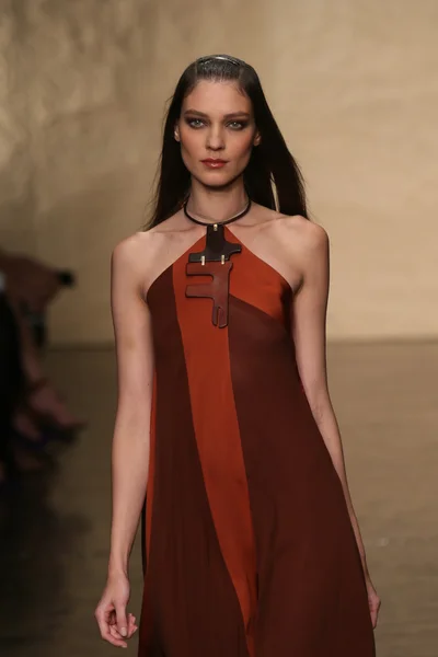 Modelo camina en el desfile de moda Donna Karan — Foto de Stock