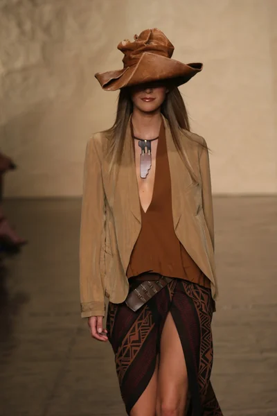 Model walks at the Donna Karan fashion show — Stock Photo, Image